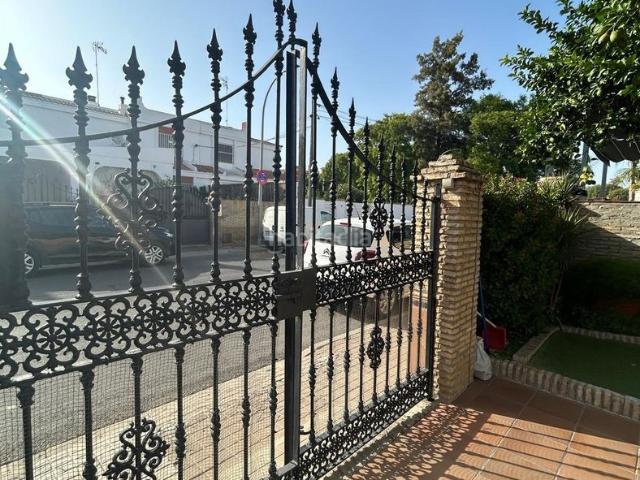 Casa en venta en Utrera, Salesianos. CASA UNIFAMILIAR. Casas.