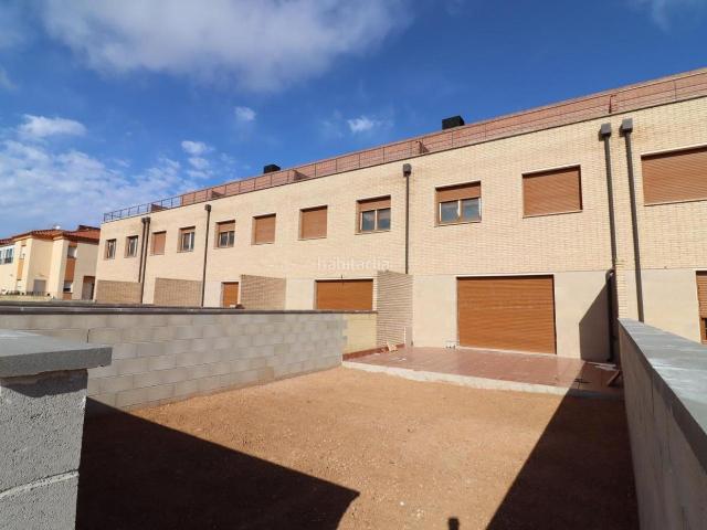 Casa en venta en Ulldecona. Casas adosadas con piscina, jardín y garaje. Casas.