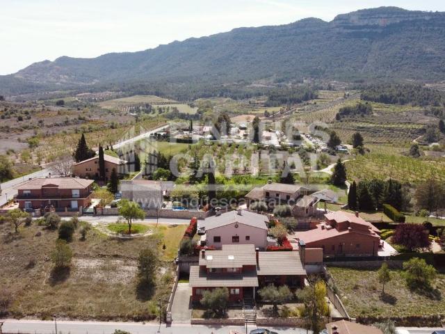 Casa en venta en Ulldemolins. Espectacular casa independiente con jardín en entorno de paz en Ulldemolins. Casas.