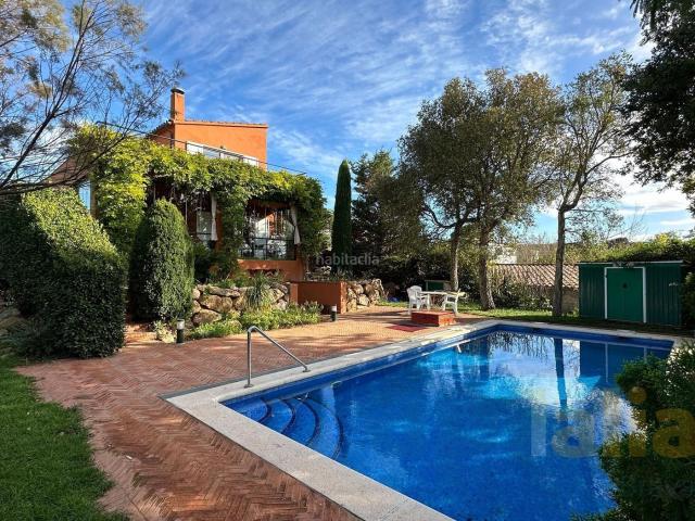 Casa en venta en Ultramort. CASA RESTAURADA EN ULTRAMORT CON AMPLIO JARDÍN, PISCINA DE AGUA SALADA Y TERRAZA CON VISTAS AL EMPORDÀ. Casas.