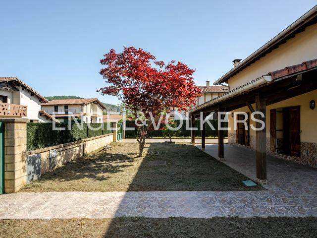 Casa en venta en Urnieta. Amplio chalet unifamiliar a 5 minutos de San Sebastián. Casas.