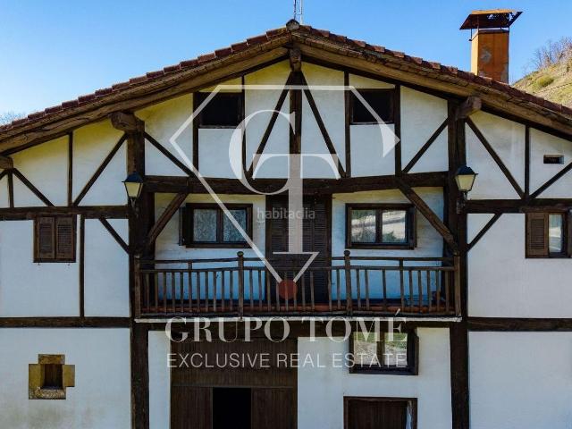 Casa en venta en Usurbil. Caserío único con 18 hectáreas junto al río Oria. Casas.