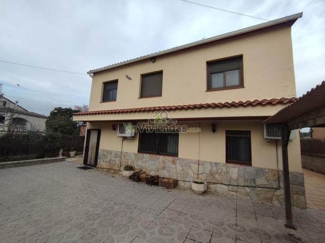 Casa en venta en Vacarisses. Espectacular casa para 2 familias. Casas.