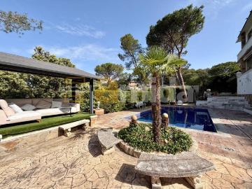 Casa en venta en Vacarisses. EXCLUSIVA CASA A 4 VIENTOS CON JARDÍN Y PISCINA en Vacarisses. Casas.