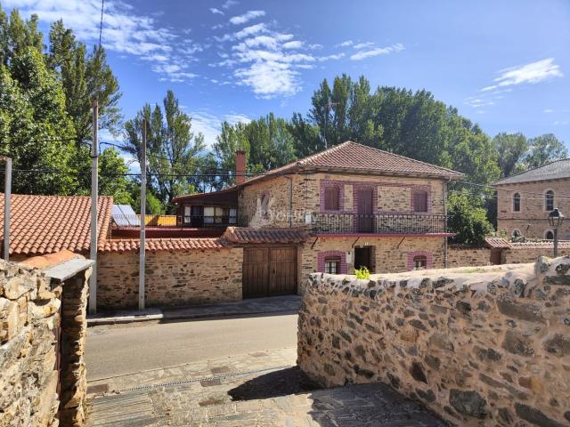 Casa en venta en Val de San Lorenzo. Casa Rústica con Parcela Privada y Dos Solares Urbanos Sin Edificar. Casas Val de San.