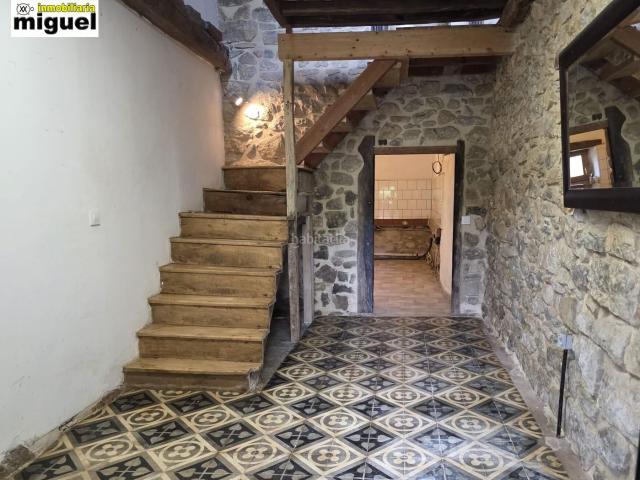 Casa en venta en Val de San Vicente. Casona semireformada y cuadra en Luey con amplio terreno. Casas Val de San.