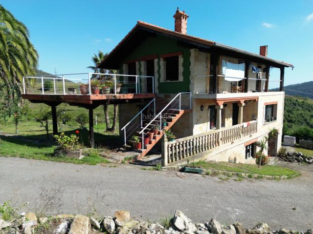 Casa en venta en Valdáliga. En el apacible entorno de Labarces, se presenta una magnífica oportunidad para aquellos que buscan una vivienda espaciosa y de cal. Casas.