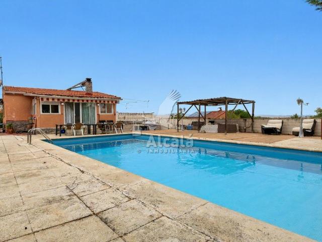 Casa en venta en Valdeavero. Tu refugio de tranquilidad en Valdeavero Urbanización La Cardosa. Casas.