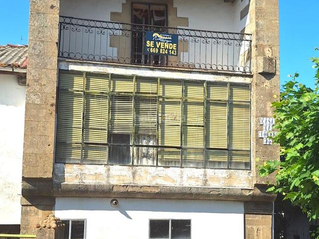 Casa en venta en Valdeolea. Magnífica casa Torre de piedra con galería. Casas.