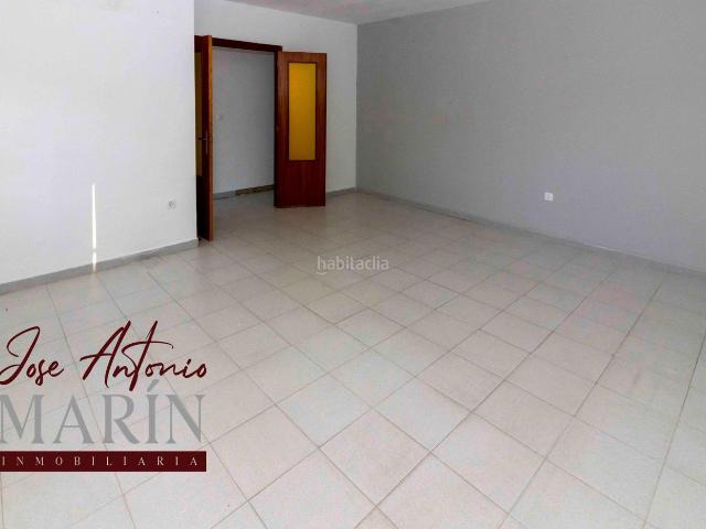 Casa en venta en Valdelacalzada. Casa adosada dúplex en Valdelacalzada con 50m de patio. Casas.