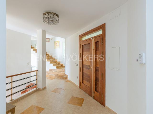 Casa en venta en Valdemorillo, Pino Alto Navarredonda. Distinguida vivienda en entorno natural. Casas.