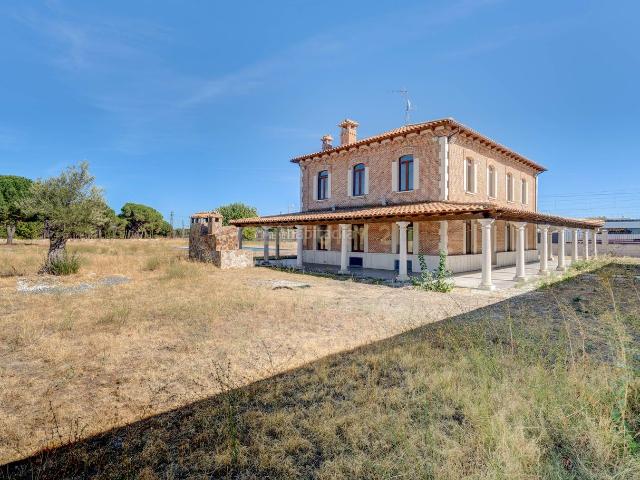 Casa en venta en Valdestillas. Exclusiva finca rústica con vivienda, piscina y pabellón en Valdestillas, Valladolid. Casas.
