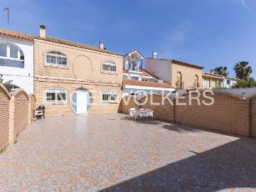 Casa en venta en Valencia, Natzaret. Chalet Adosado Único frente al mar en residencial Benimar. Casas.