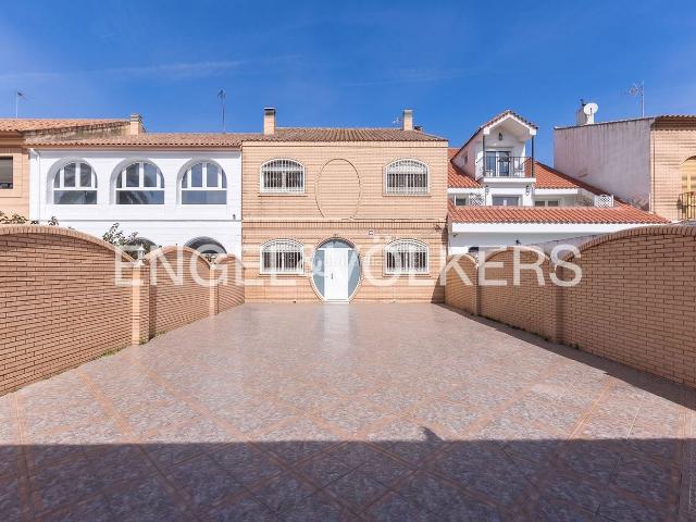 Casa en venta en Valencia, Natzaret. Chalet Adosado Único frente al mar en residencial Benimar. Casas.