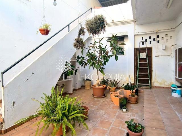 Casa en venta en Valencia, Benifaraig. CASA REFORMADA CON PATIO, POSIBILIDAD DE 2 VIVIENDAS EN BENIFARAIG. Casas.