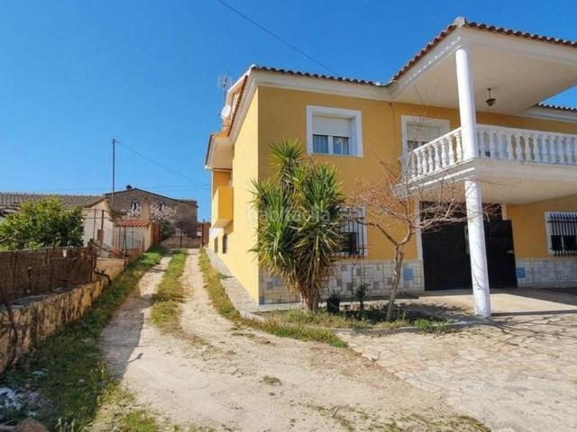 Casa en venta en Valencia de Alcántara. Espectacular Chalet Independiente de 320 m2 con Gran Parcela, Garaje para 4 Vehículos y Huerta. Casas Valencia de.