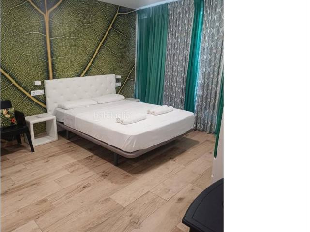 Casa en venta en Valencia, El Cabanyal El Canyamelar. INMOBILIARIA SERRERIA VENDE ESTA MAGNIFICA CASA EN EL CABAÑAL CON CINCO DORMITORIOS,CINCO BAÑOS Y TERRAZAS DISTRIBUIDA. Casas.