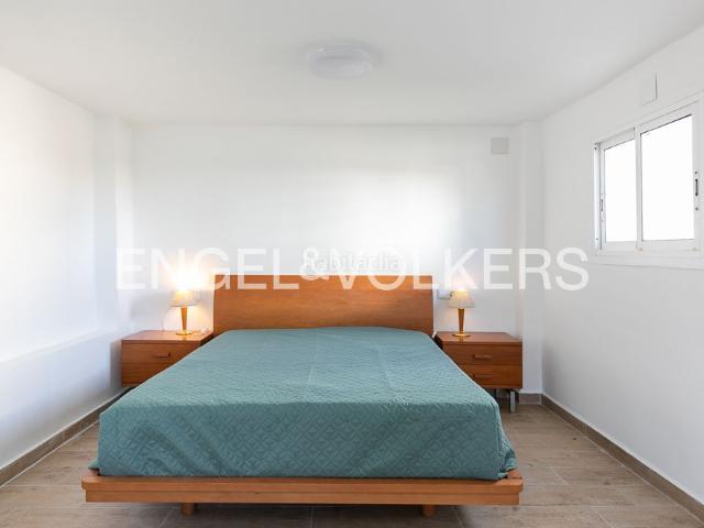Casa en venta en Valencia, El Perellonet. Casa con dos apartamentos junto al mar en el Perellonet. Casas.