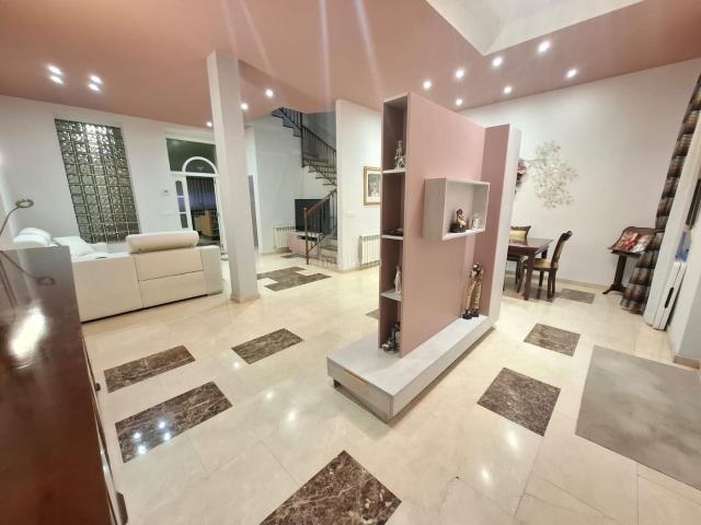 Casa en venta en Valencia, Favara. Casa adosada en Patraix en Valencia. Casas.