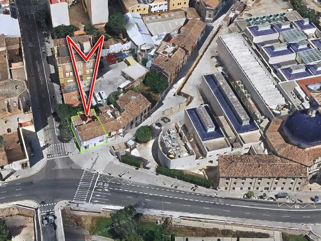 Casa en venta en Valencia, Trinitat. CASA EN ESQUINA DOS PLANTAS. JUNTO A PUENTE DE LA TRINIDAD Y MUSEO DE BELLAS ARTES. Casas.