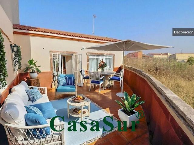 Casa en venta en Valladolid, Las Flores. ¡Magnífica casa con un gran patio, garaje y bodega, muy bien situada en zona residencial!. Casas.