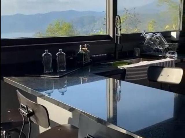 Casa en Venta en Valle de Bravo con 4 Recamaras y Alberca
