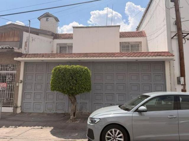 CASA EN VENTA EN VALLE DEL CAMPESTRE, GRAN OPORTUNIDAD PARA INVERSIONISTAS,FRENTE A PLAZA MAYOR