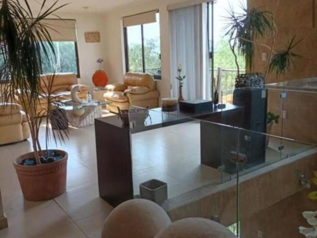 Casa en Venta en Valle Escondido con Jardín