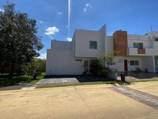 Casa en venta en Valle Imperial, coto Sueco