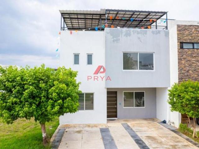 Casa en venta en Valle Imperial, Zapopan, de 4 recámaras y Roof Garden