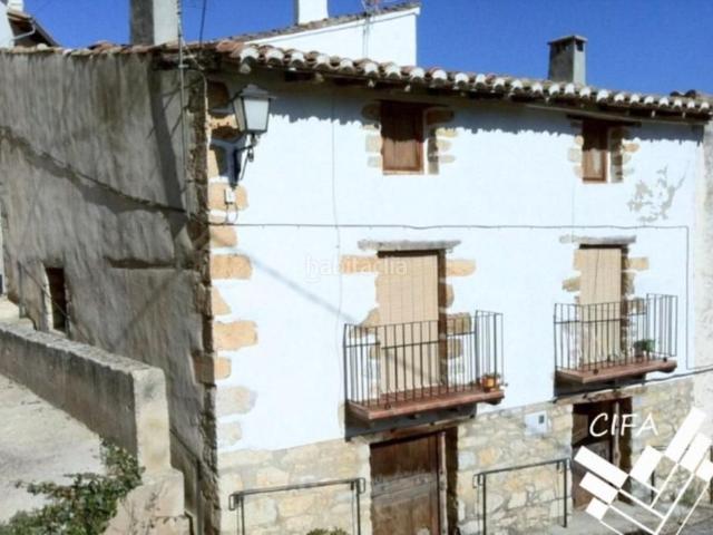 Casa en venta en Vallibona. Vivienda en venta en Vallibona con terraza y pequeño huerto. Casas.