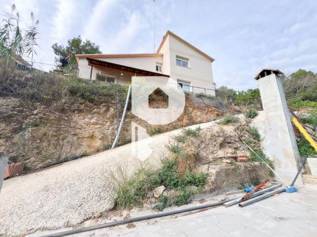 Casa en venta en Vallirana. ACOGEDORA CASA CON JARDÍN. Casas.
