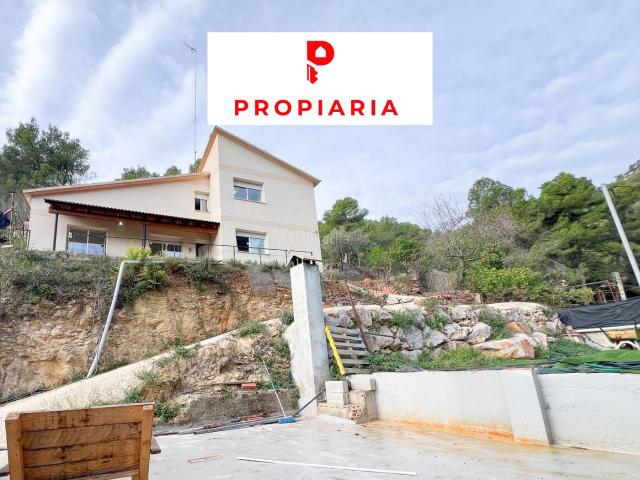 Casa en venta en Vallirana. ACOGEDORA CASA CON JARDÍN. Casas.