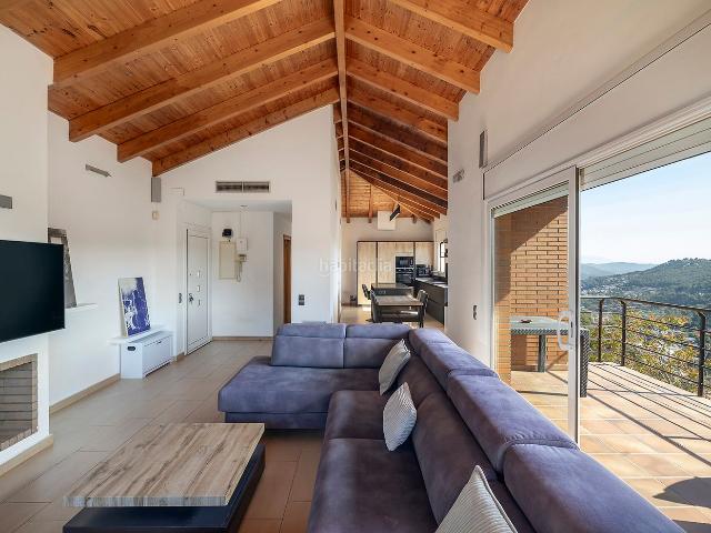 Casa en venta en Vallirana. Bonita casa con jardín. Casas.