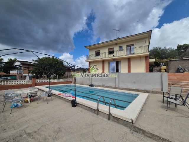 Casa en venta en Vallirana. Bonita casa con piscina. Casas.