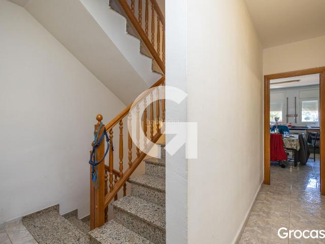 Casa en venta en Vallirana. Casa a dos calles, orientación sur, local en rentabilidad y opción loft independiente. Casas.