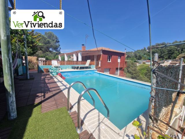 Casa en venta en Vallirana. Casa con doble vivienda y piscina. Casas.