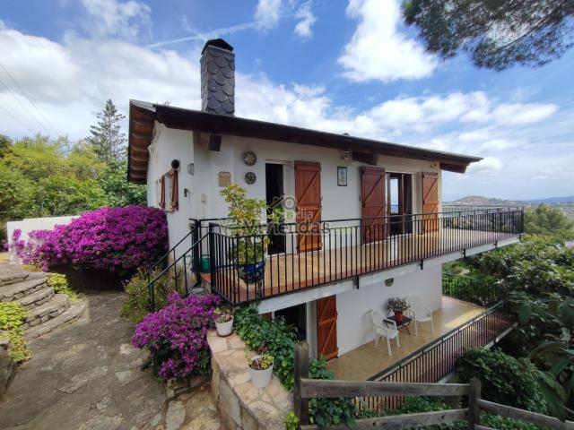 Casa en venta en Vallirana. Casa con piscina y vistas panorámicas. Casas.