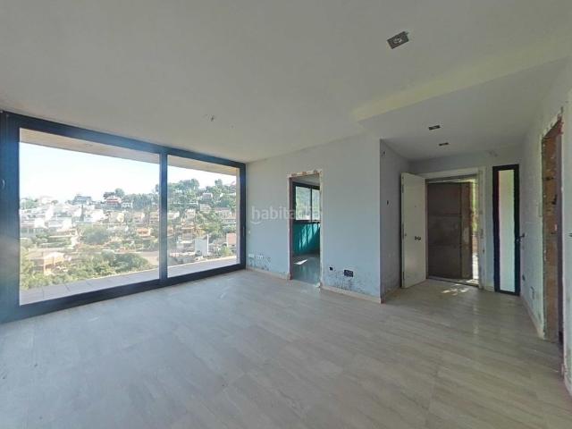 Casa en venta en Vallirana. Casa en construcción con piscina y jardín en Vallirana Park. Casas.