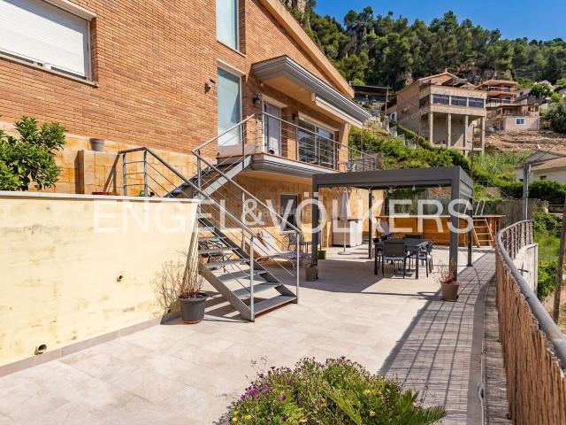Casa en venta en Vallirana. Descubre tu refugio de lujo en Vallirana. Casas.