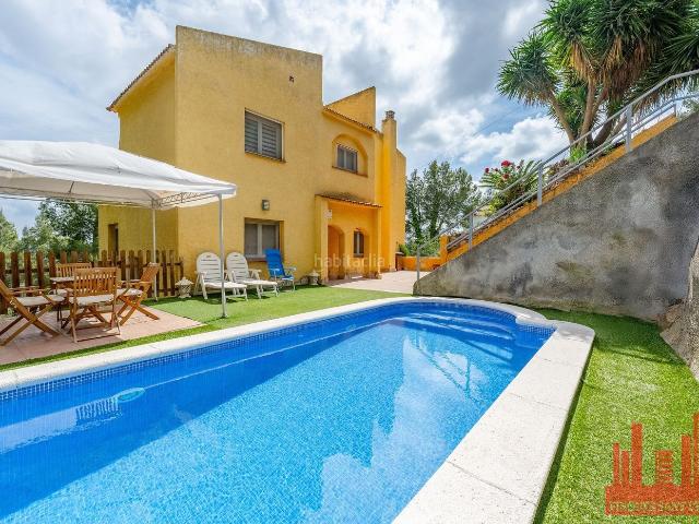 Casa en venta en Vallirana. Descubre esta magnífica casa unifamiliar en venta. Casas.