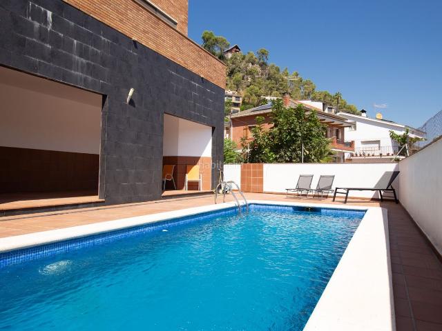 Casa en venta en Vallirana. Espectacular casa amb piscina, grans terrasses i vistes a Vallirana. Casas.