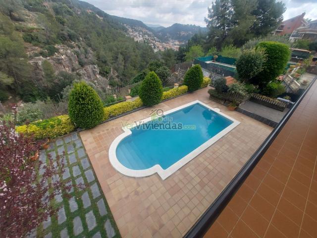 Casa en venta en Vallirana. Espectacular casa con piscina. Casas.
