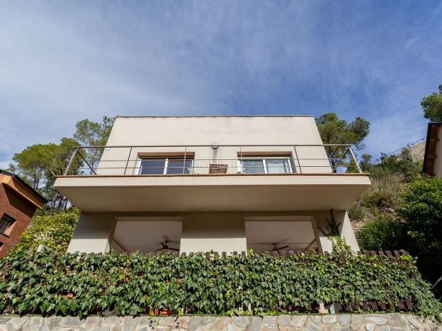 Casa en venta en Vallirana. Exclusiva residencia independiente con vistas panorámicas en Vallirana. Casas.