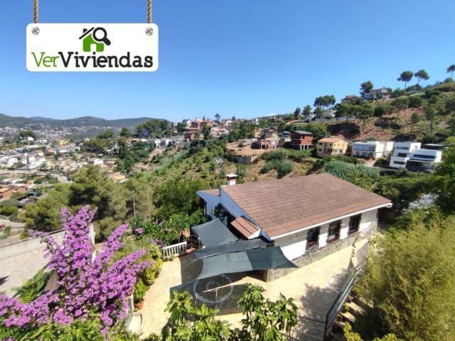 Casa en venta en Vallirana. Preciosa casa con piscina. Casas.