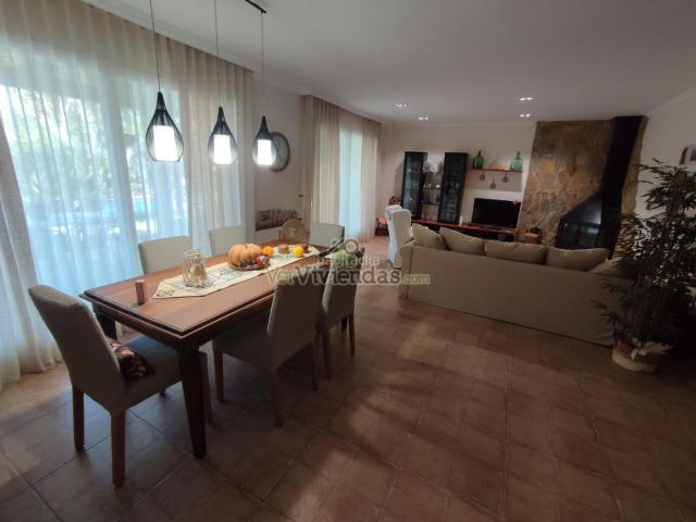 Casa en venta en Vallirana. Preciosa casa con piscina. Casas.