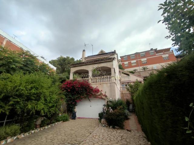 Casa en venta en Vallirana. Preciosa casa en el centro. Casas.