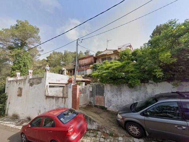 Casa en venta en Vallirana. Se vende inmueble ALQUILADO en Olesa de Bonesvalls 39 de Vallirana, Barcelona. Casas.