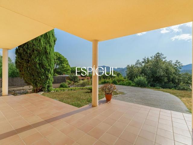 Casa en venta en Vallromanes. Magnífica casa unifamiliar con amplios espacios y vistas panorámicas en Vallromanes. Casas.