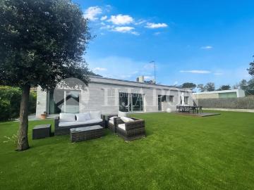 Casa en venta en Vallromanes. Casa de diseño de una planta junto al golf. Casas.